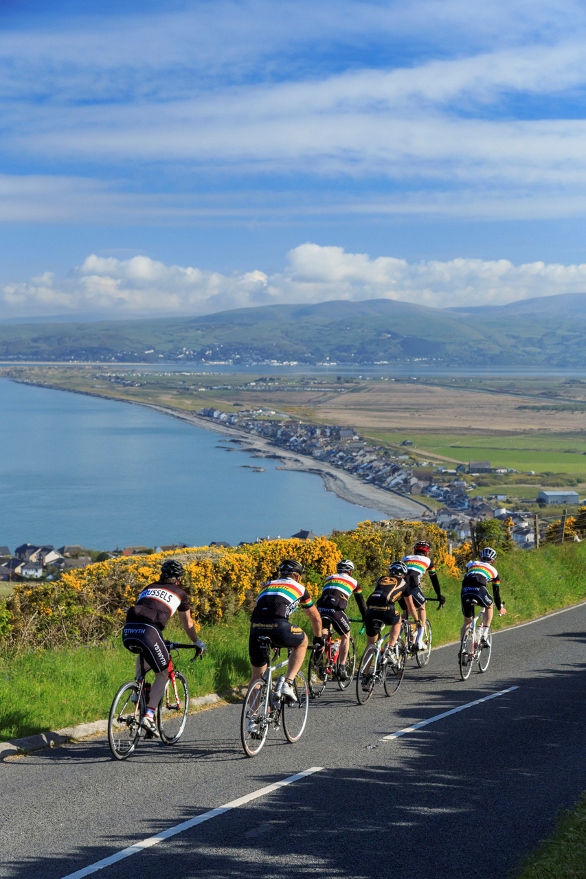 Cyhoeddi rhestr seiclwyr fydd yn cystadlu ym Mhencampwriaethau Rasio Ffyrdd Cenedlaethol Lloyds 2025