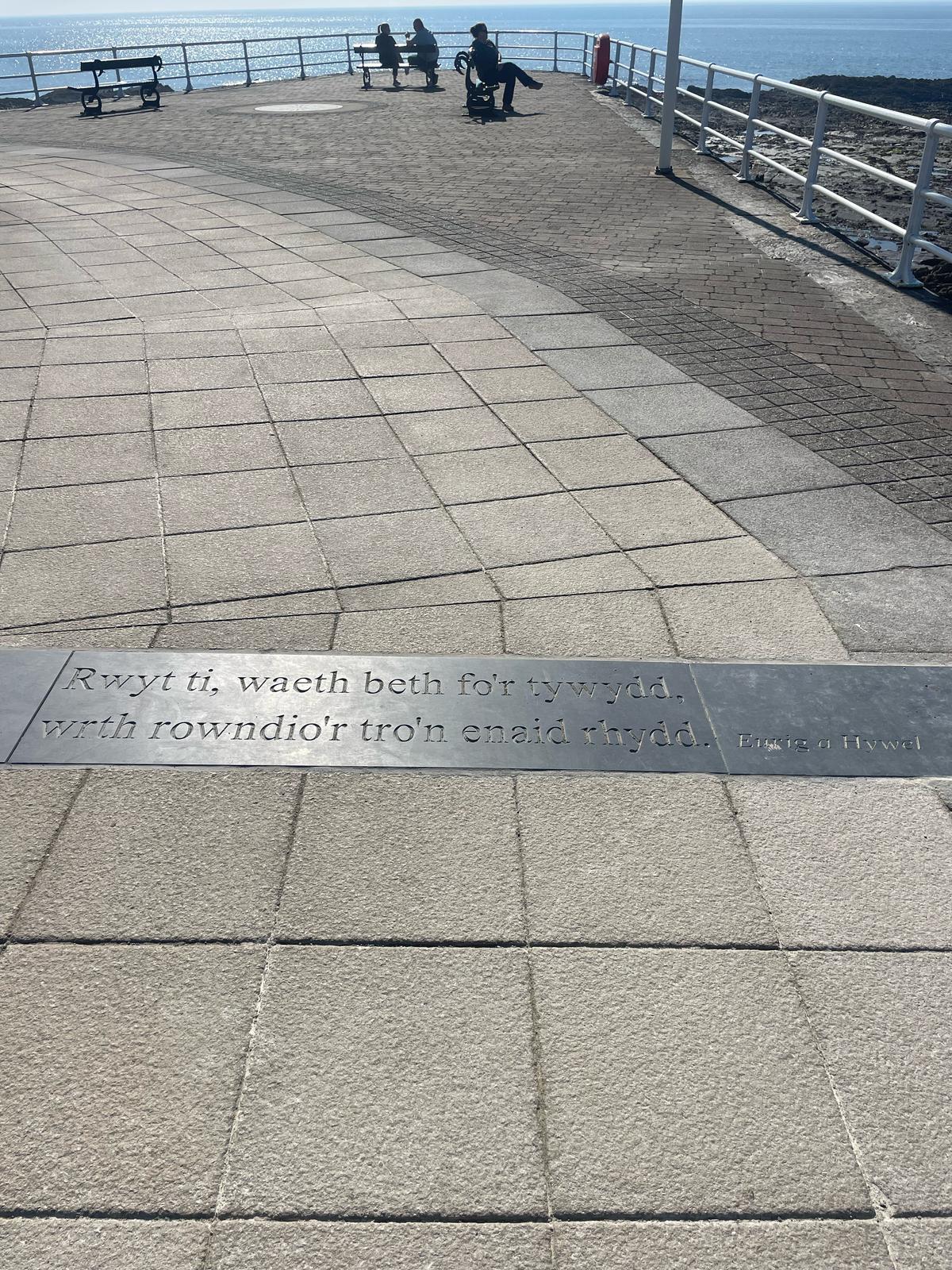 Dadorchuddio barddoniaeth ar bromenâd Aberystwyth