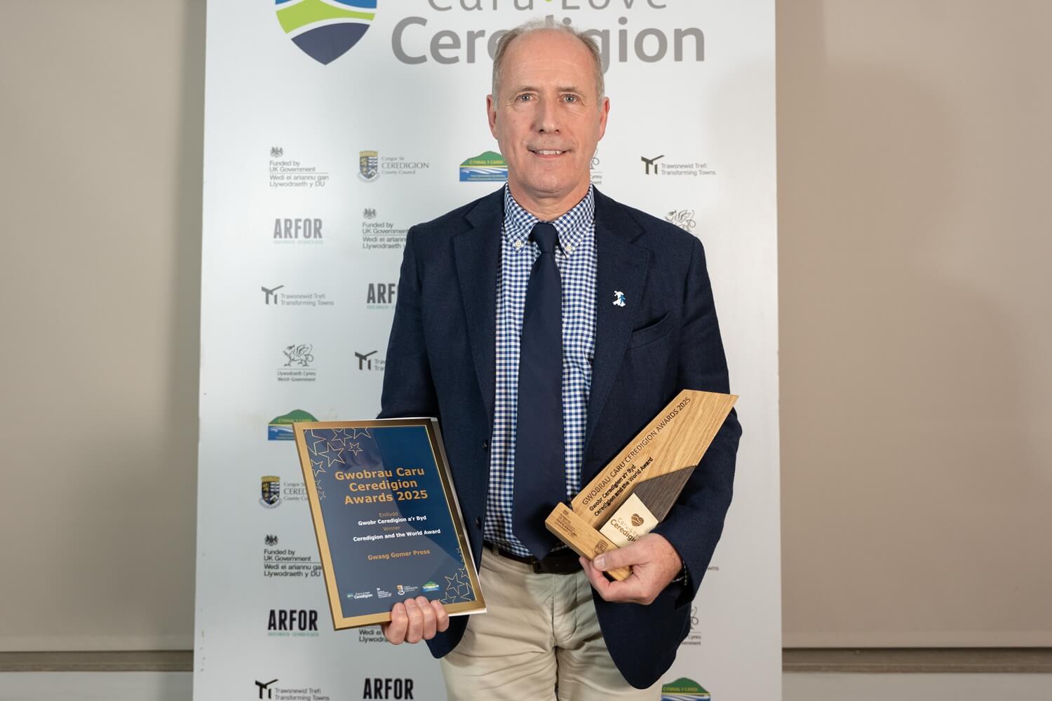 Gwobr Ceredigion a’r Byd