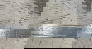 Dadorchuddio barddoniaeth ar bromenâd Aberystwyth