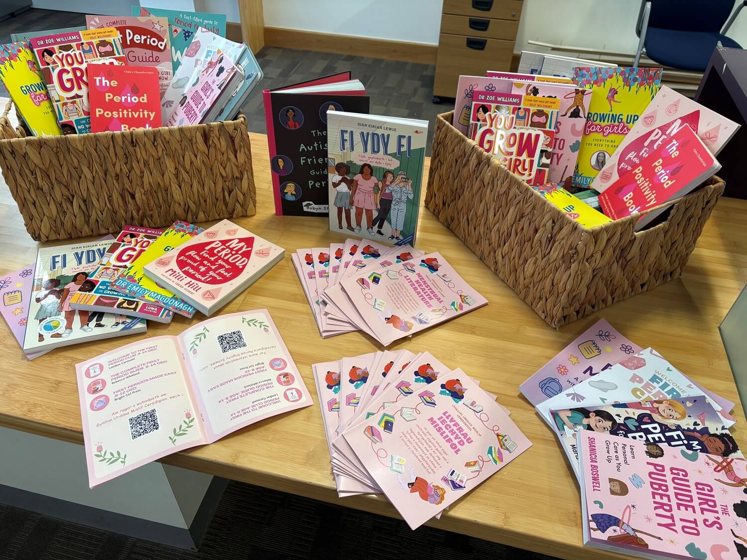 Grwp o llyfrau ynglyn a iechyd mislif